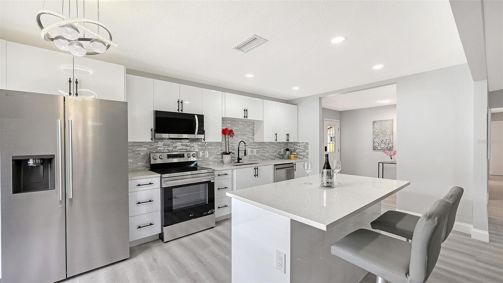 Quartz Countertops and ALL NEW APPLIANCES! - 4054 PALAU DR, SARASOTA