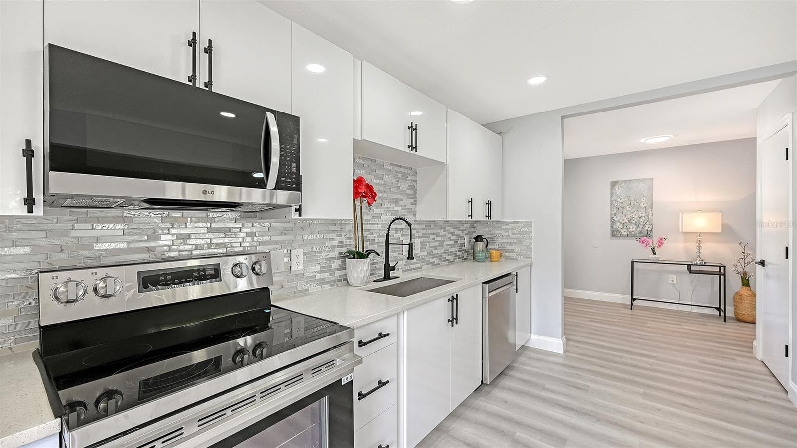 Stunningly Updated!! - 4054 PALAU DR, SARASOTA