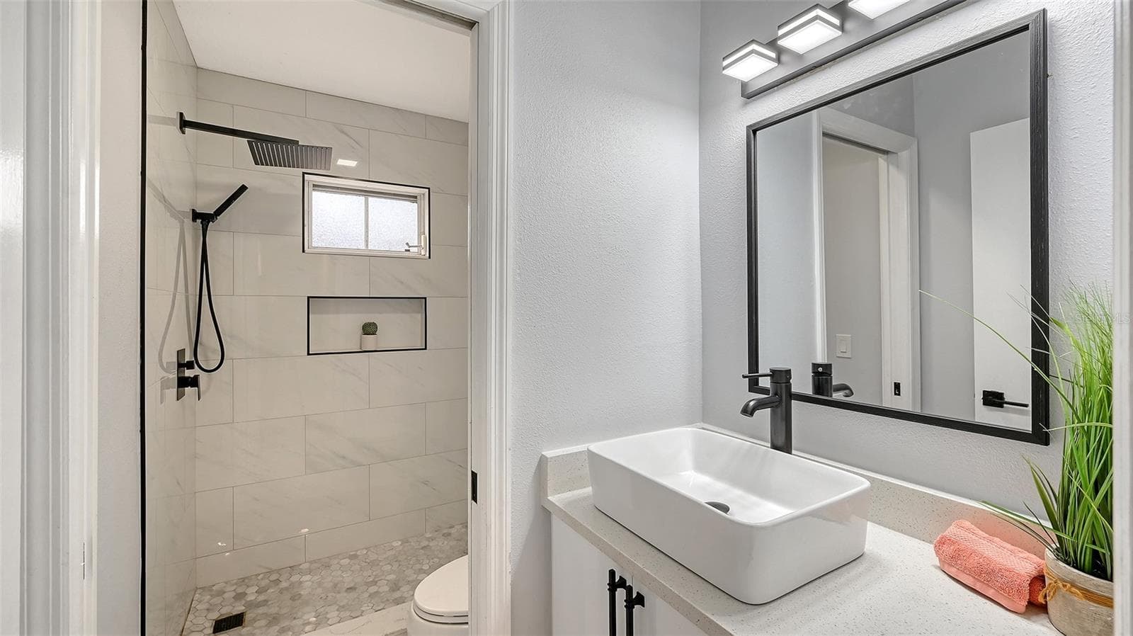 2nd Bathroom is a Stunner!! Pocket door to the Shower and Comode - 4054 PALAU DR, SARASOTA