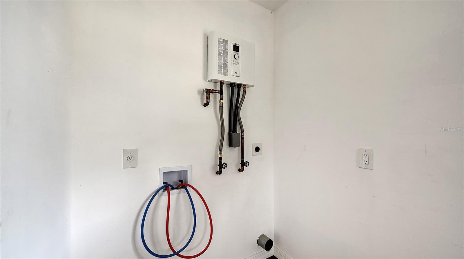 New Tankless Water Heater and W/D Hookups in Garage Nook - Standard Size 2 Car Garage with New Opener - 4054 PALAU DR, SARASOTA