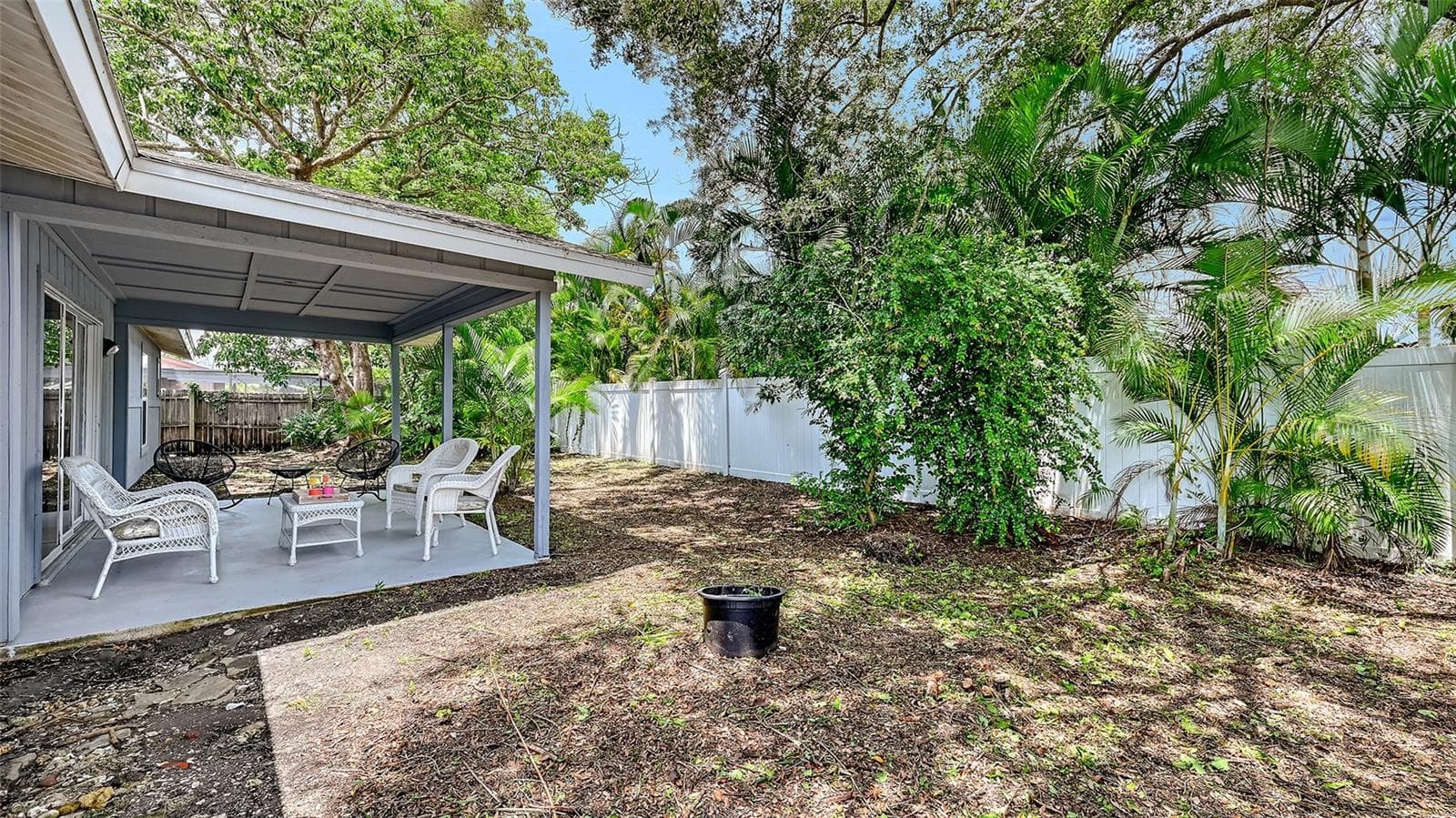 Privacy in the back yard. - 4054 PALAU DR, SARASOTA