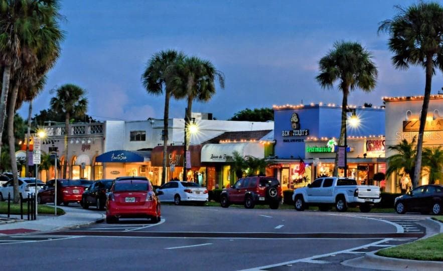 St. Armand's Circle is a World Class Shopping Destination with Lido Beach Right Next Door! - 4054 PALAU DR, SARASOTA
