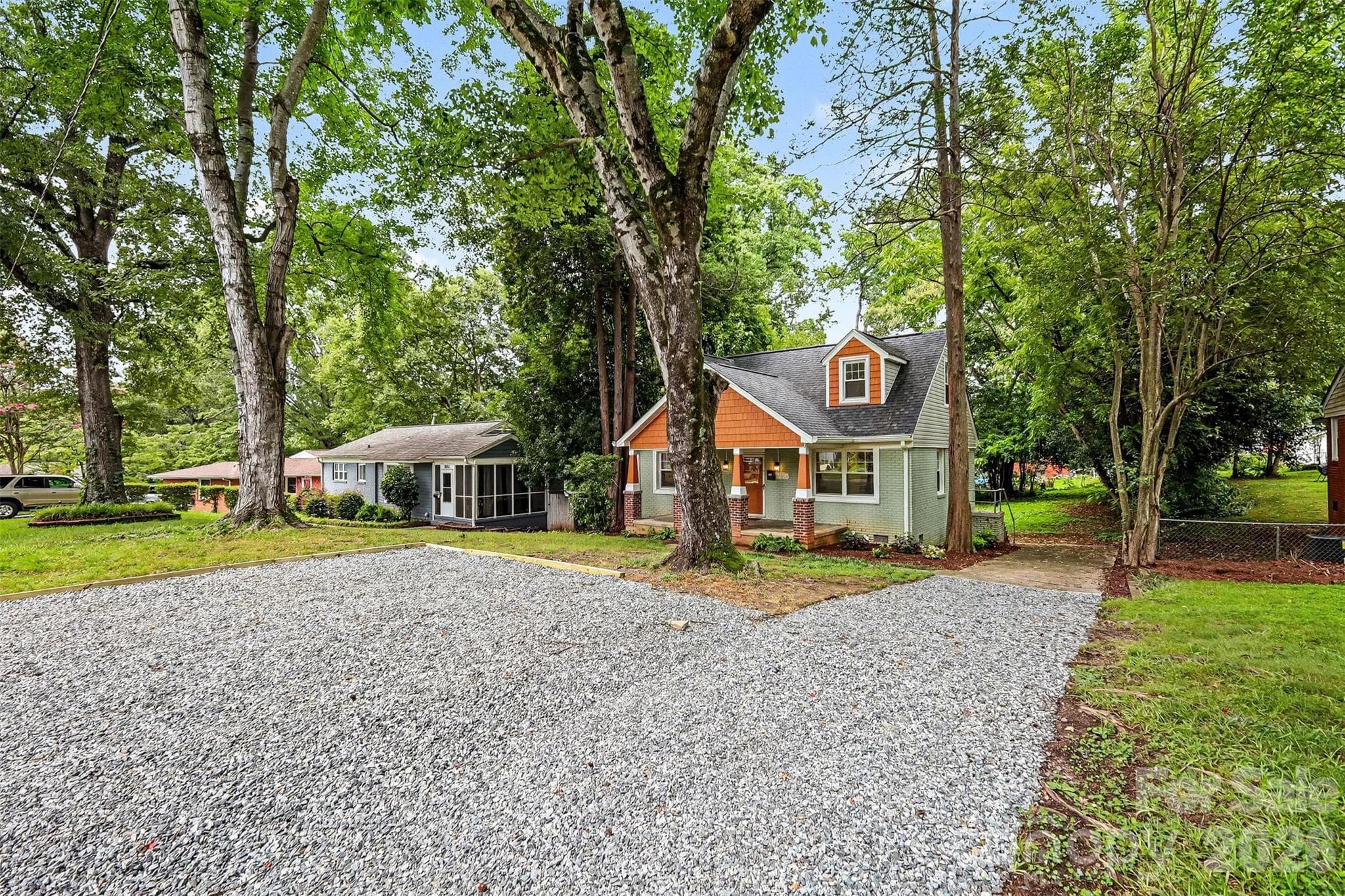 Single Family Residence at 2019 Dalehurst Drive, Charlotte, photo 3 of 40