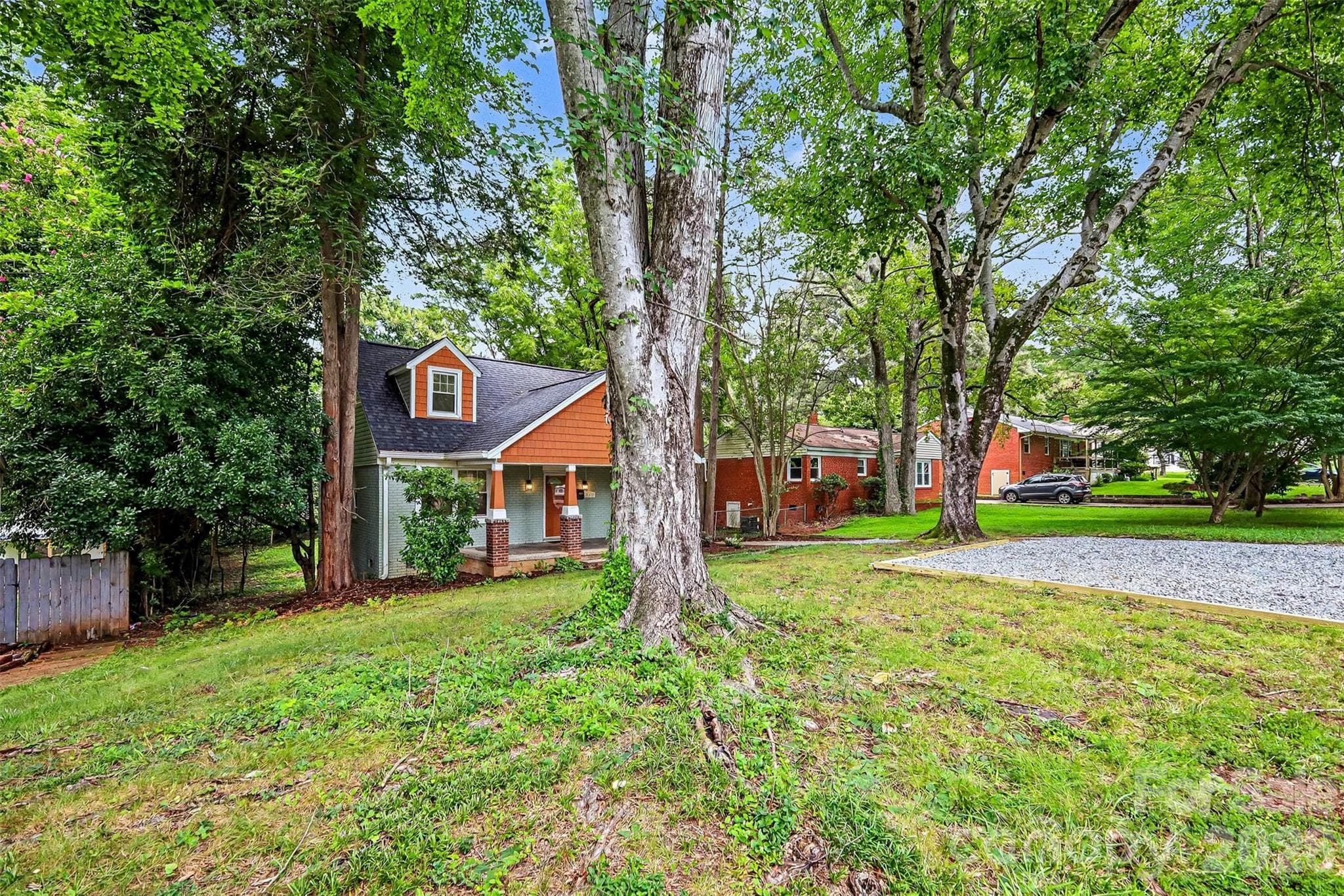 Single Family Residence at 2019 Dalehurst Drive, Charlotte, photo 4 of 40