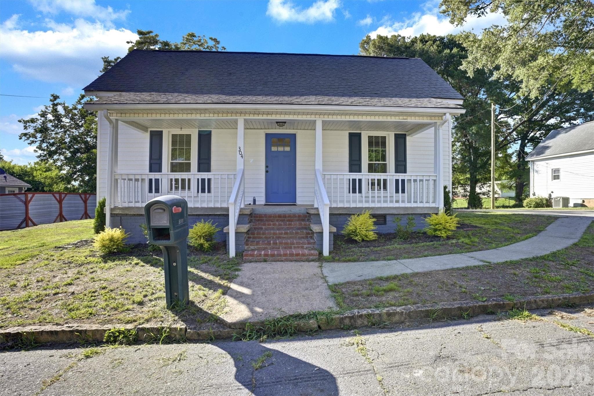 Single Family Residence at 304 Misenheimer Drive NW, Concord, photo 2 of 26