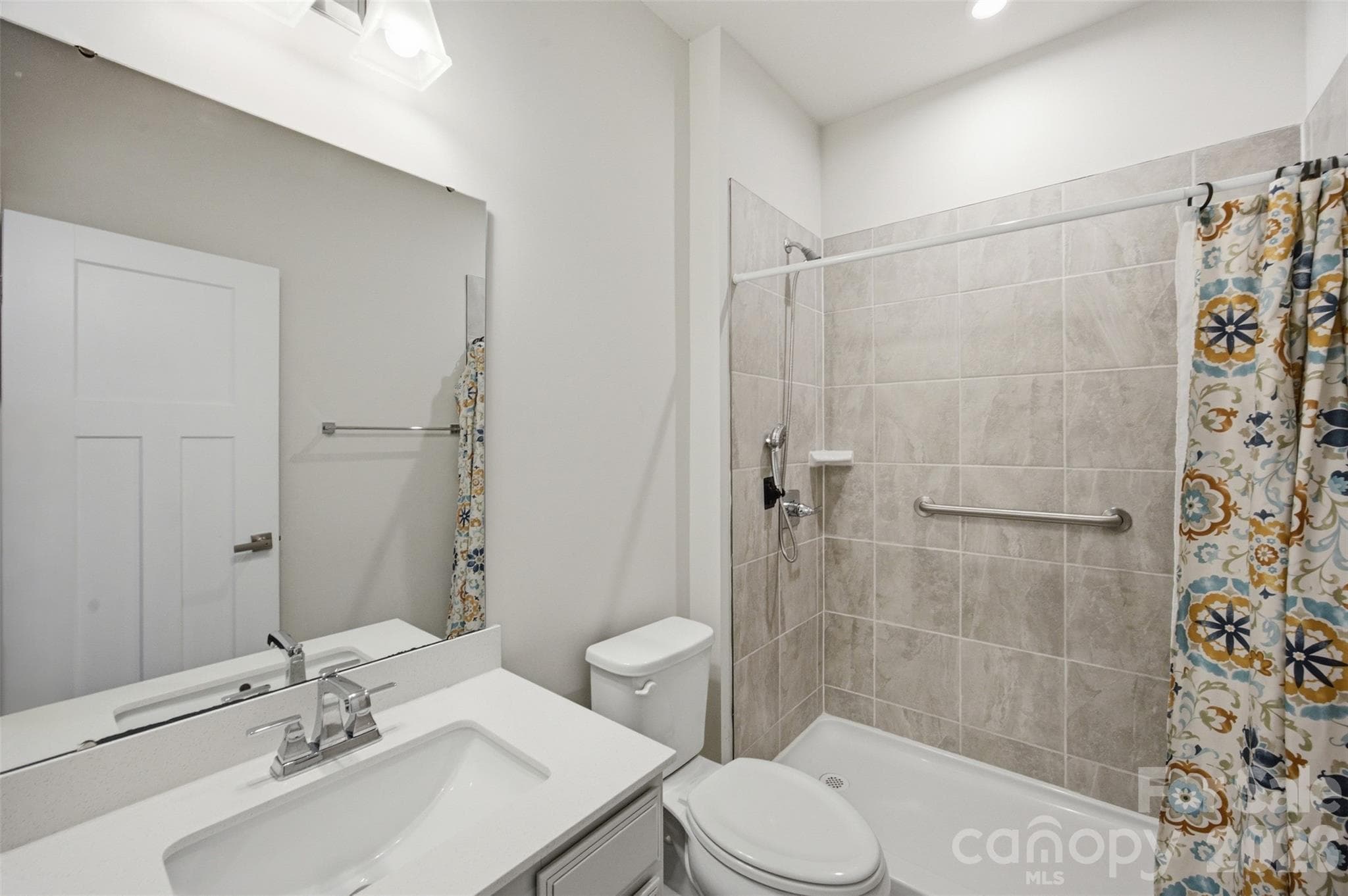 Main level full bath - 6428 Cambridge Drive, Harrisburg