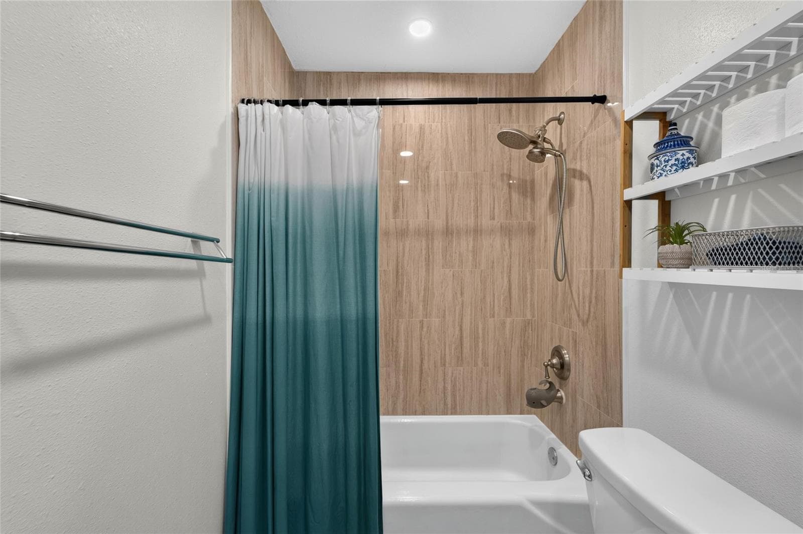 Single Family Residence at 1120 LAKEMONT DR, VALRICO, photo 55 of 88