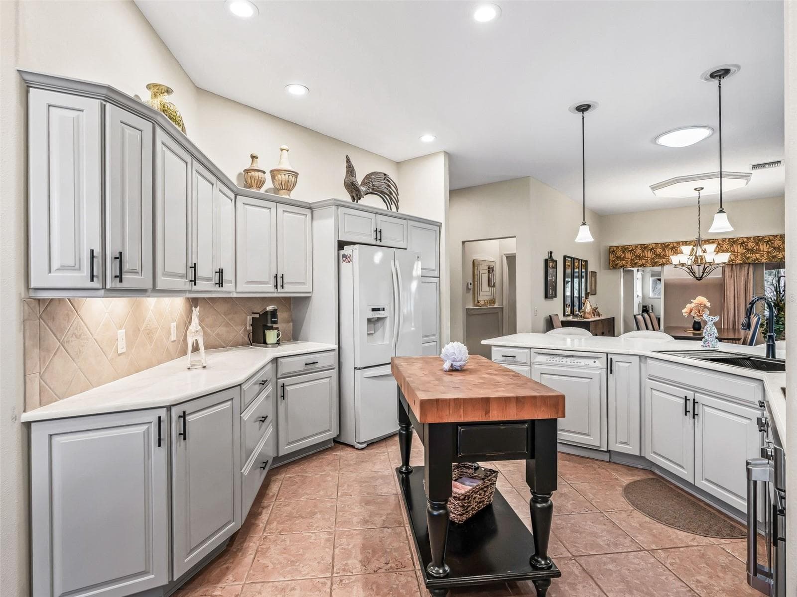 Kitchen - Island is property of the owner and can be purchased - 17116 SE 79TH MCLAWREN TER, THE VILLAGES