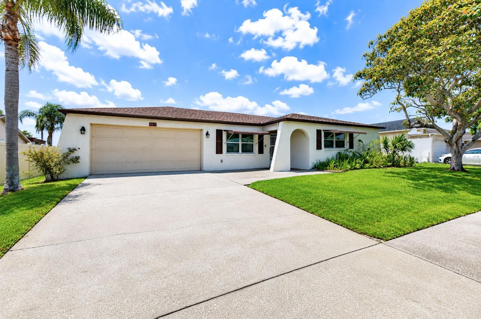 Enjoy a large driveway and private garage with a garage door opener - 8811 MARTINIQUE LN, PORT RICHEY