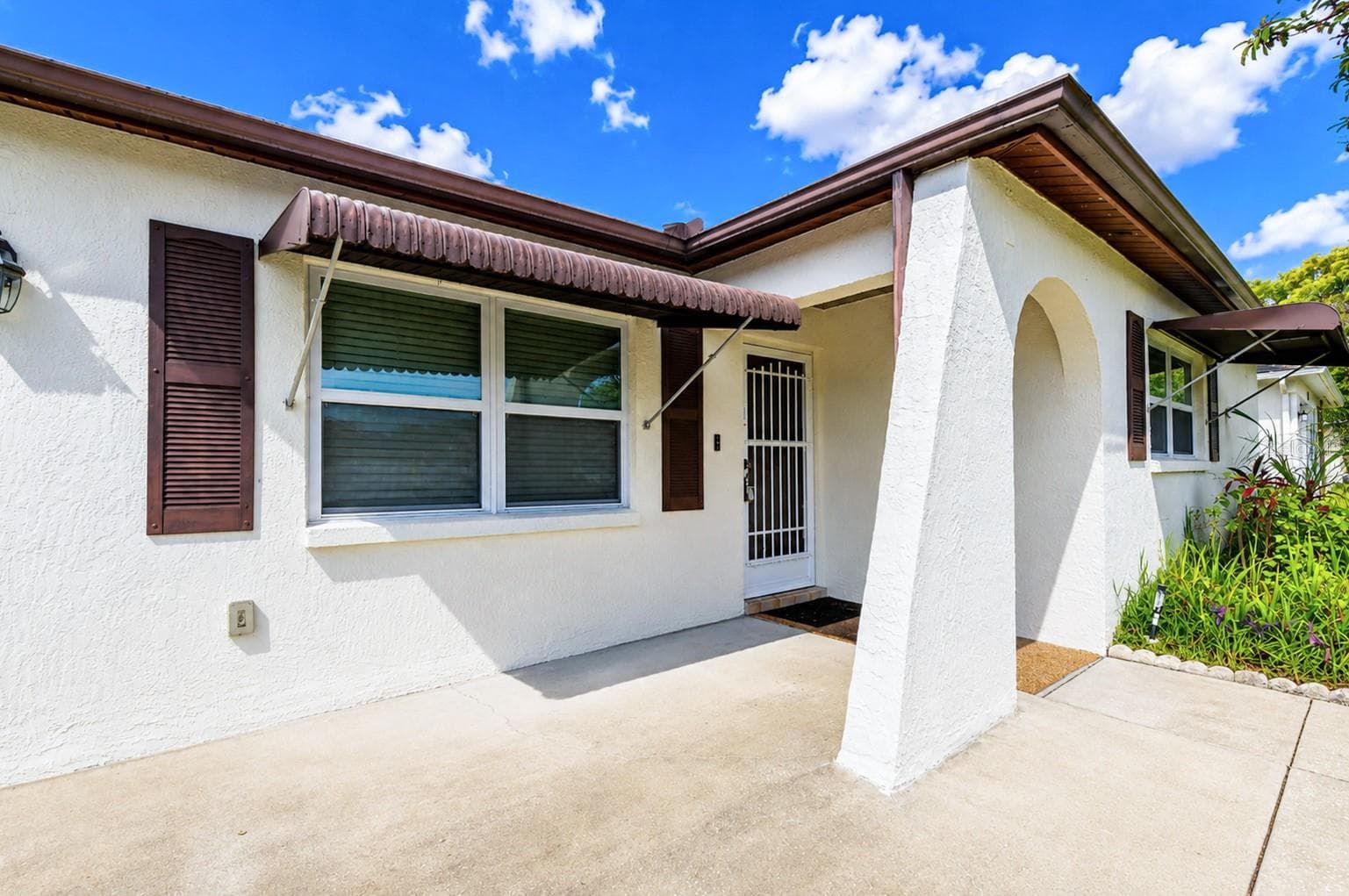 Single Family Residence at 8811 MARTINIQUE LN, PORT RICHEY, photo 3 of 42