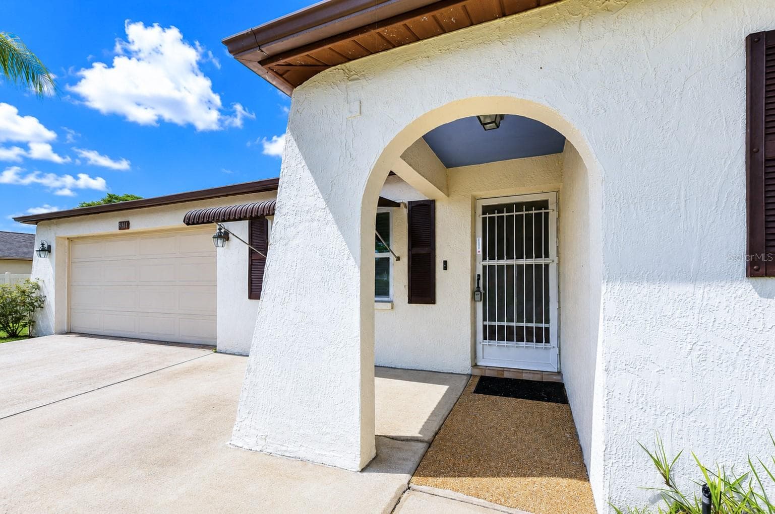 Single Family Residence at 8811 MARTINIQUE LN, PORT RICHEY, photo 4 of 42