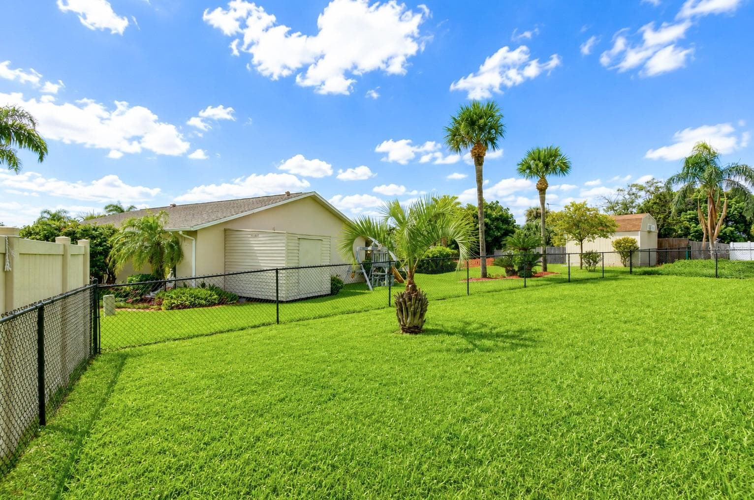 beautiful fenced in yard - 8811 MARTINIQUE LN, PORT RICHEY