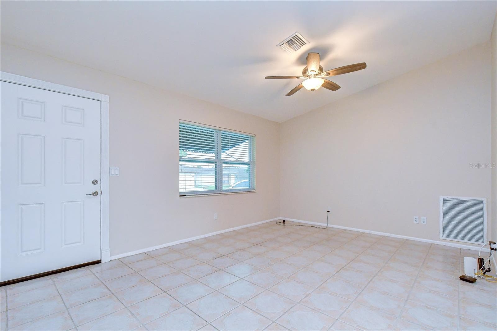 Entry way / living room - 8811 MARTINIQUE LN, PORT RICHEY