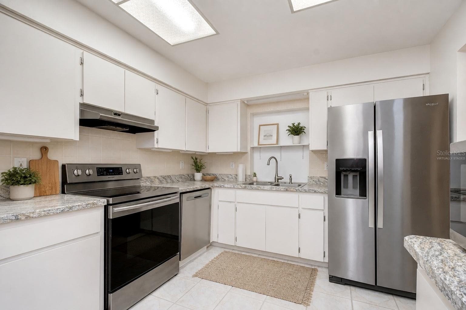 kitchen (virtually staged) - 8811 MARTINIQUE LN, PORT RICHEY