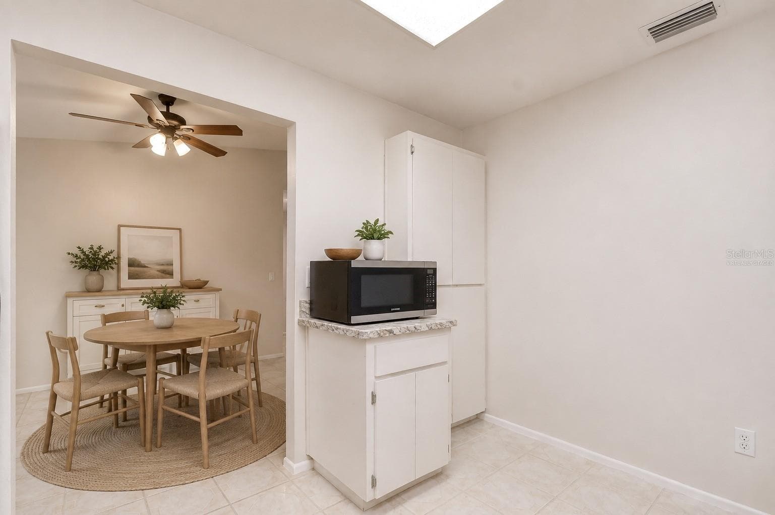 Kitchen and pantry (virtually staged) - 8811 MARTINIQUE LN, PORT RICHEY