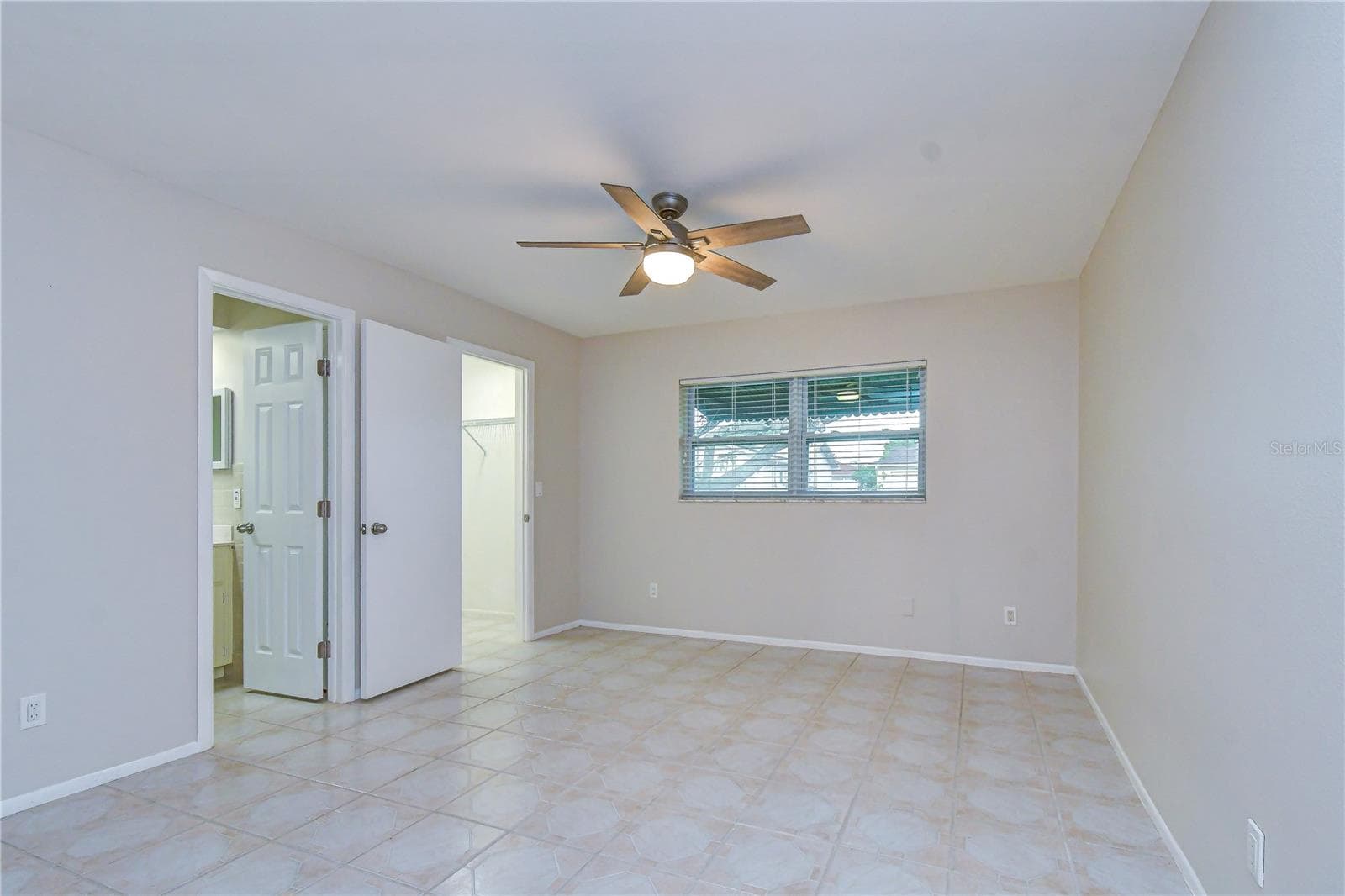 Primary bedroom with bathroom ensuite - 8811 MARTINIQUE LN, PORT RICHEY