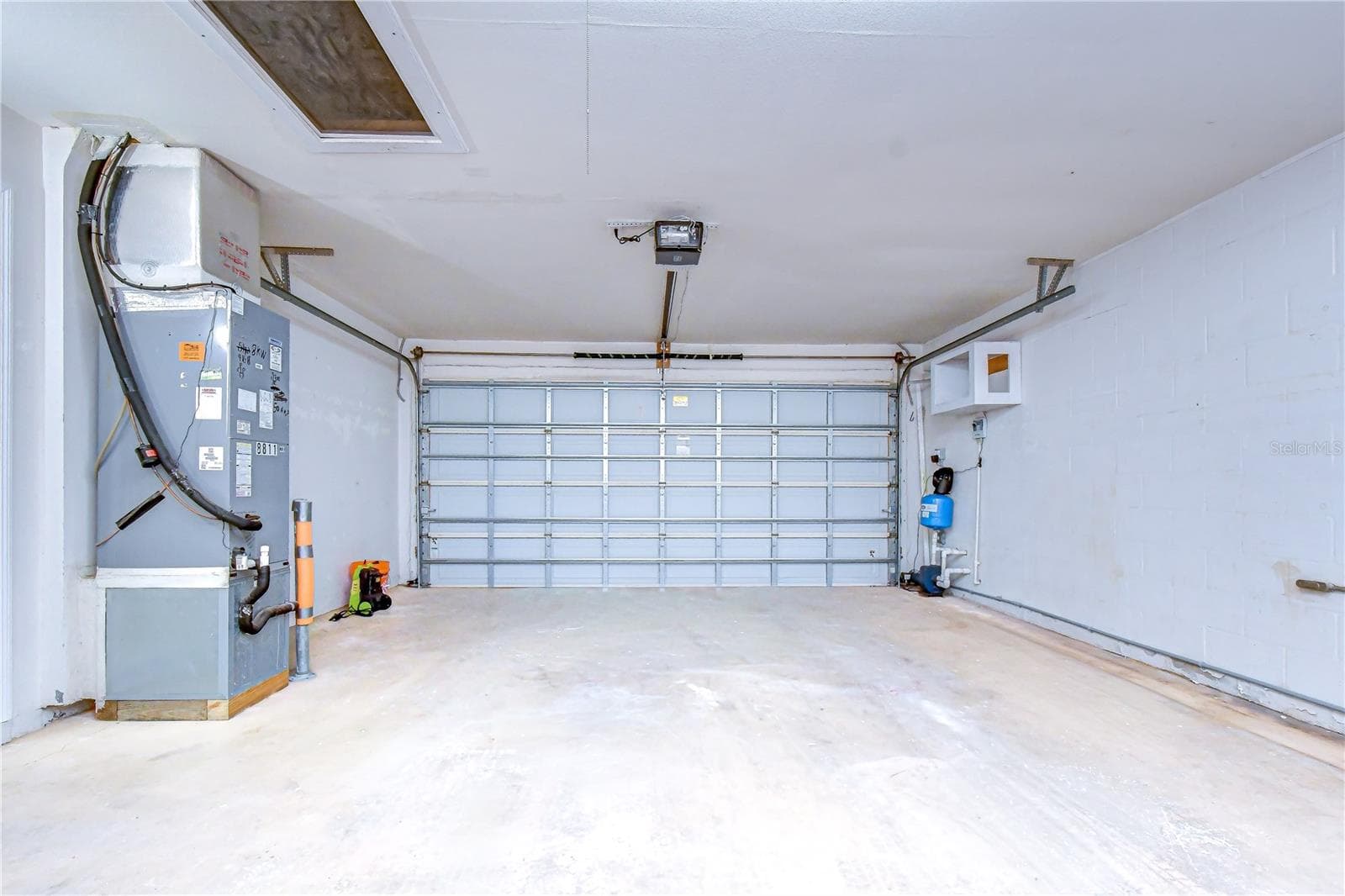 Garage - 8811 MARTINIQUE LN, PORT RICHEY