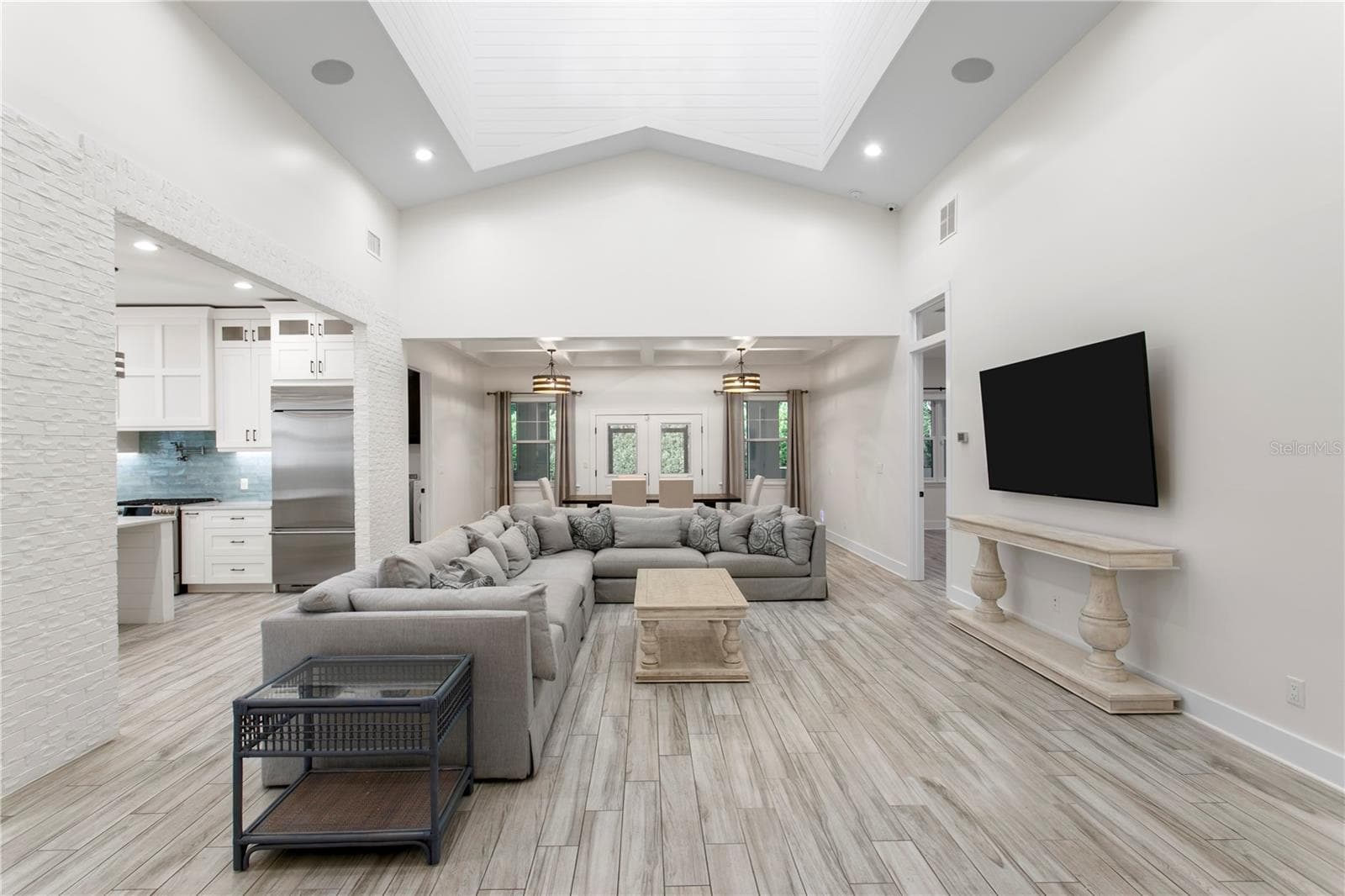 Single Family Residence at 1009 S MORRISON CT, TAMPA, photo 7 of 59