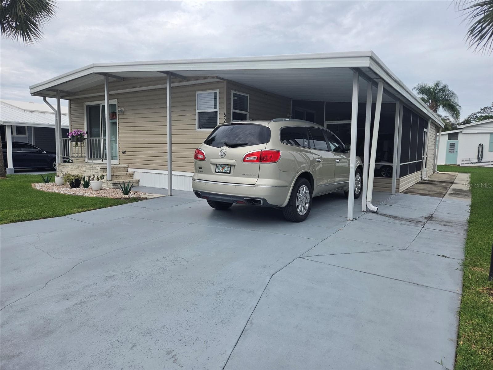Manufactured Home at 628 LAKESIDE RANCH LN, WINTER HAVEN, photo 2 of 43