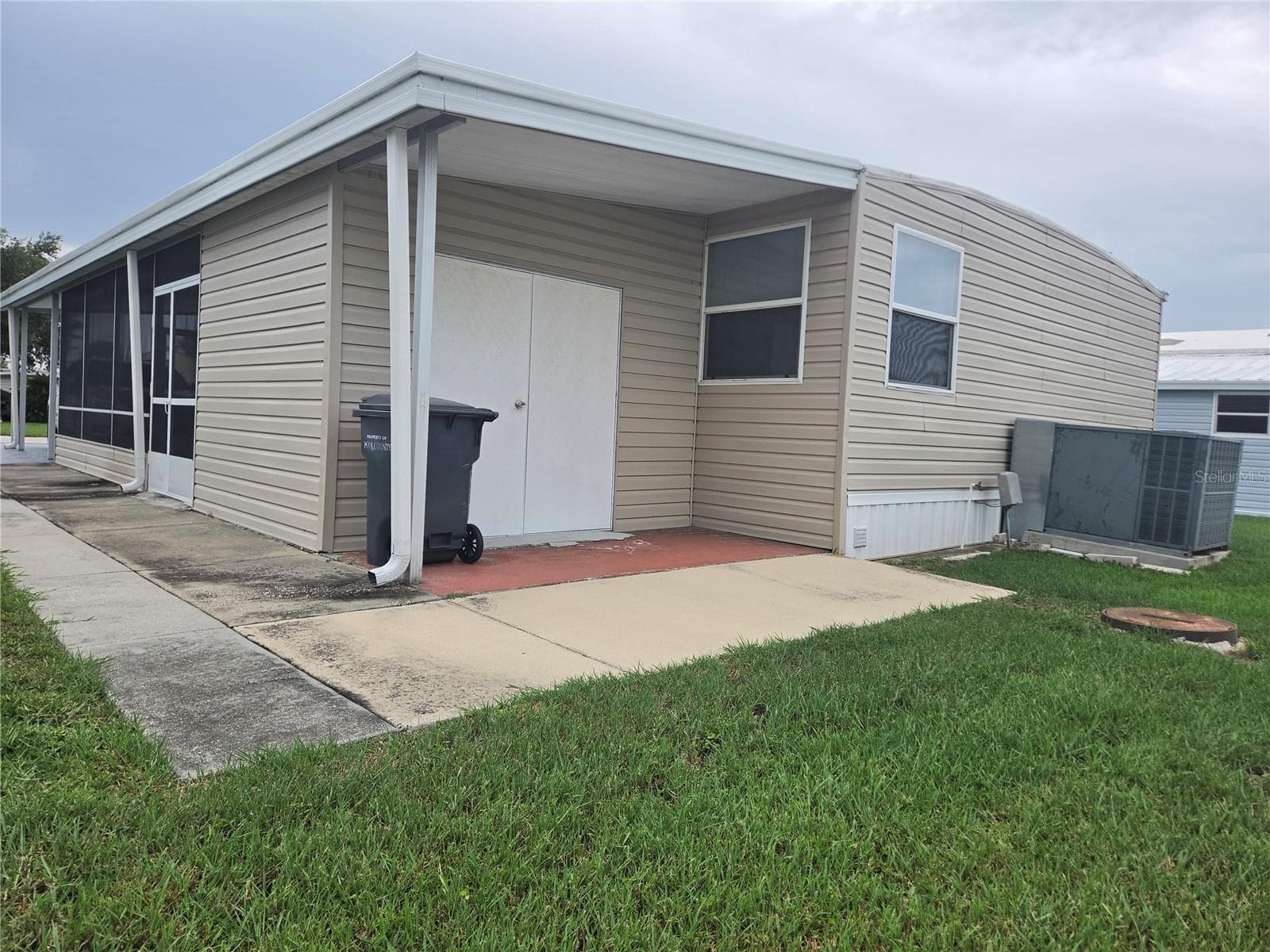 Manufactured Home at 628 LAKESIDE RANCH LN, WINTER HAVEN, photo 4 of 43