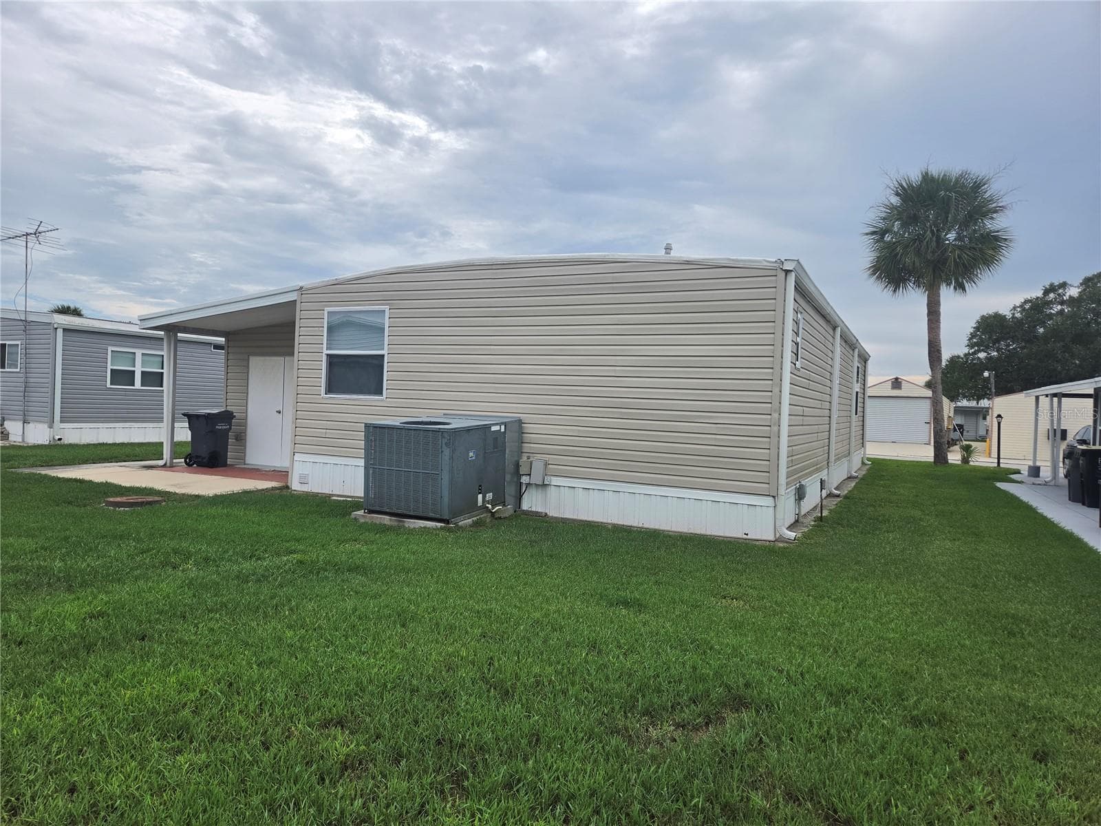 Manufactured Home at 628 LAKESIDE RANCH LN, WINTER HAVEN, photo 5 of 43