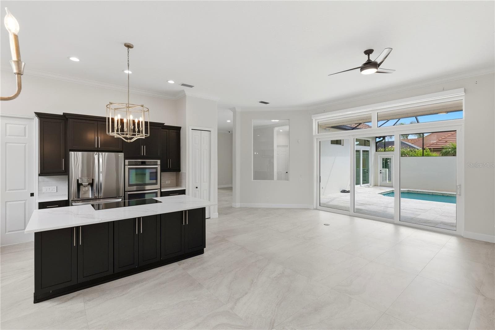 Kitchen and great room - 309 S STONE BRIAR CREEK DR, VENICE