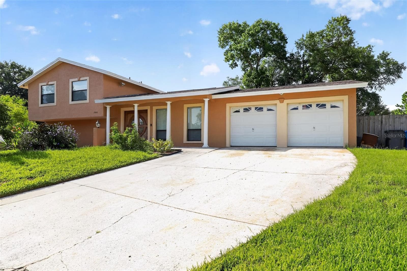 Single Family Residence at 7001 BAYWOOD CT, TAMPA, photo 2 of 37