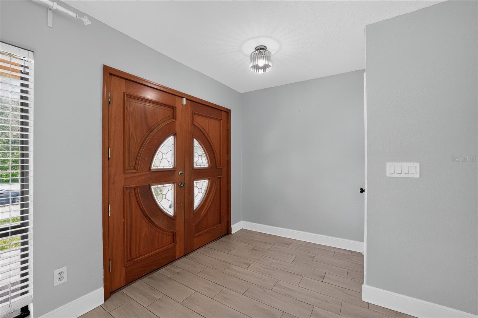 Single Family Residence at 7001 BAYWOOD CT, TAMPA, photo 3 of 37