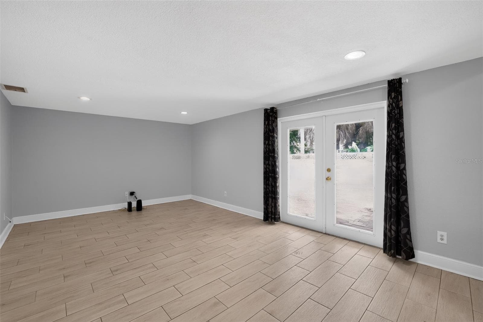 Single Family Residence at 7001 BAYWOOD CT, TAMPA, photo 7 of 37