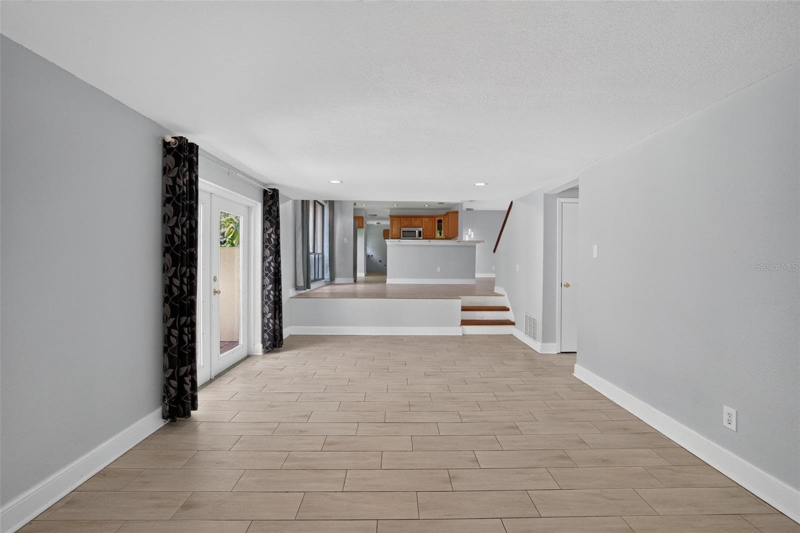 Single Family Residence at 7001 BAYWOOD CT, TAMPA, photo 8 of 37