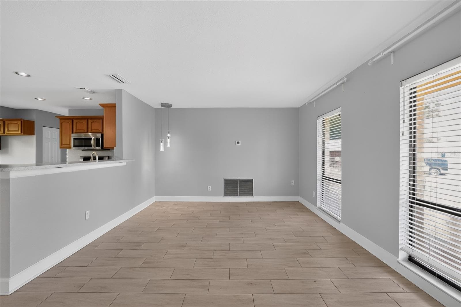 Single Family Residence at 7001 BAYWOOD CT, TAMPA, photo 12 of 37