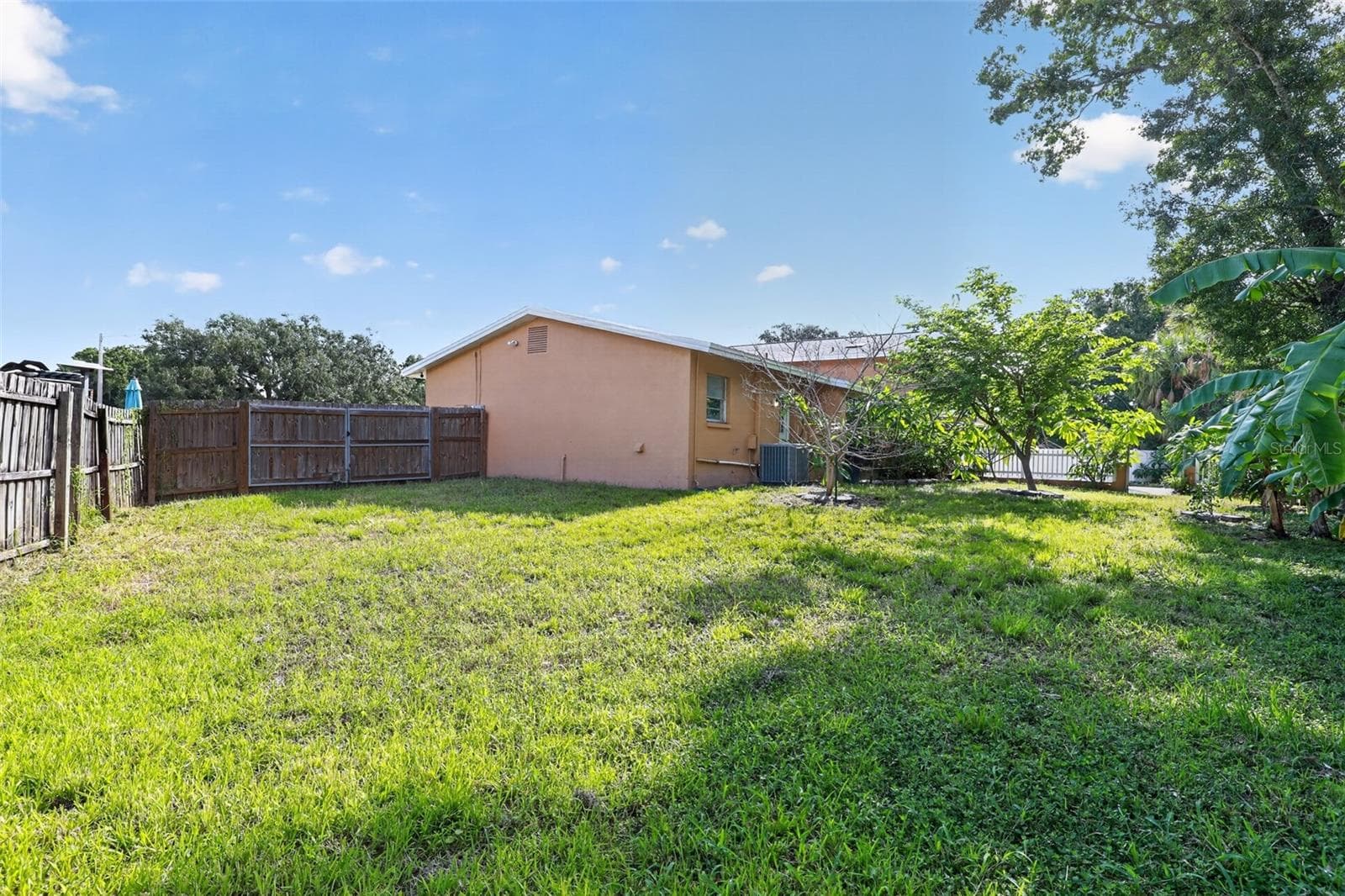Single Family Residence at 7001 BAYWOOD CT, TAMPA, photo 32 of 37