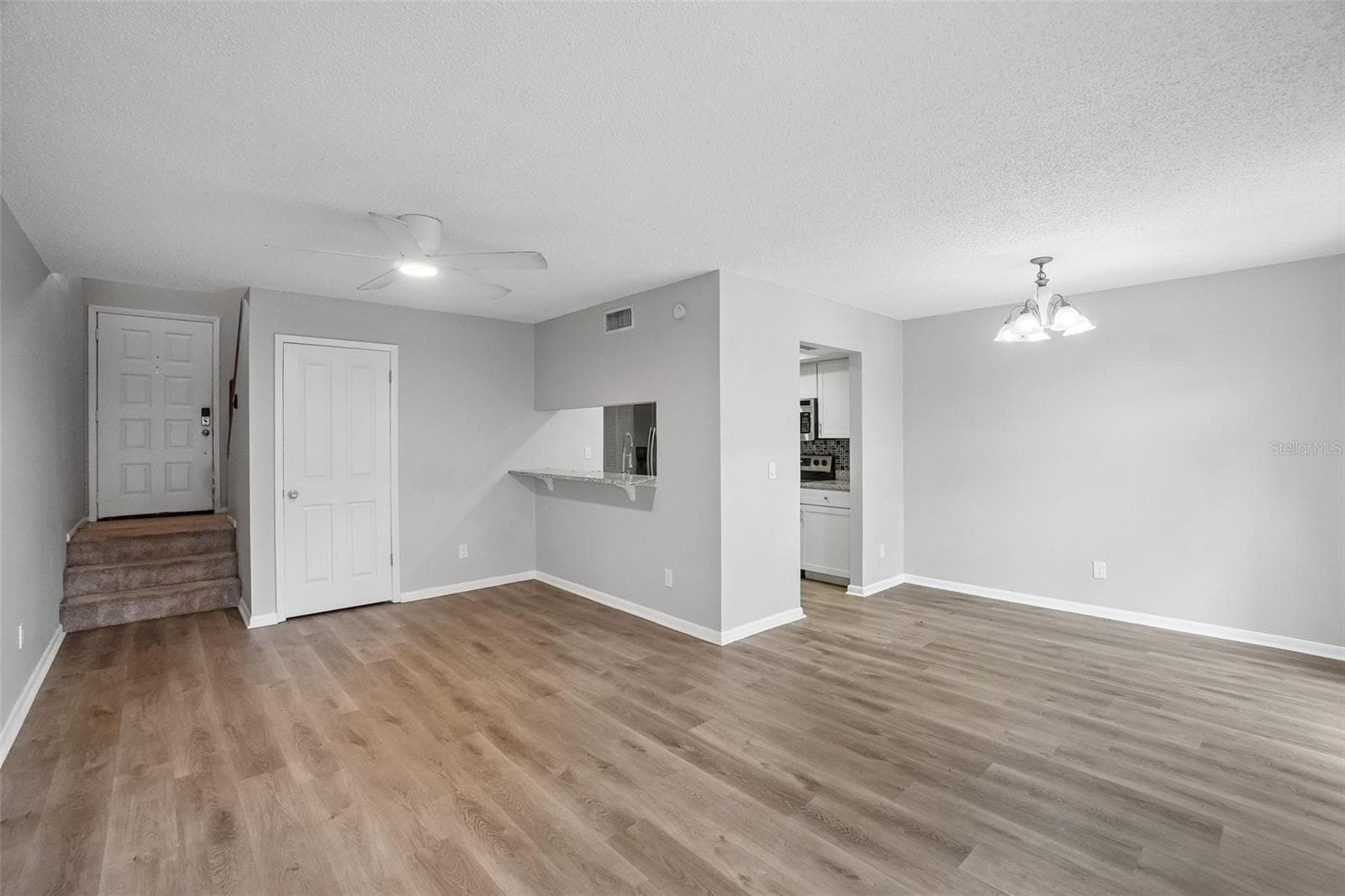Living Room - 1310 MOUNTAIN VIEW DR #105, TAMPA