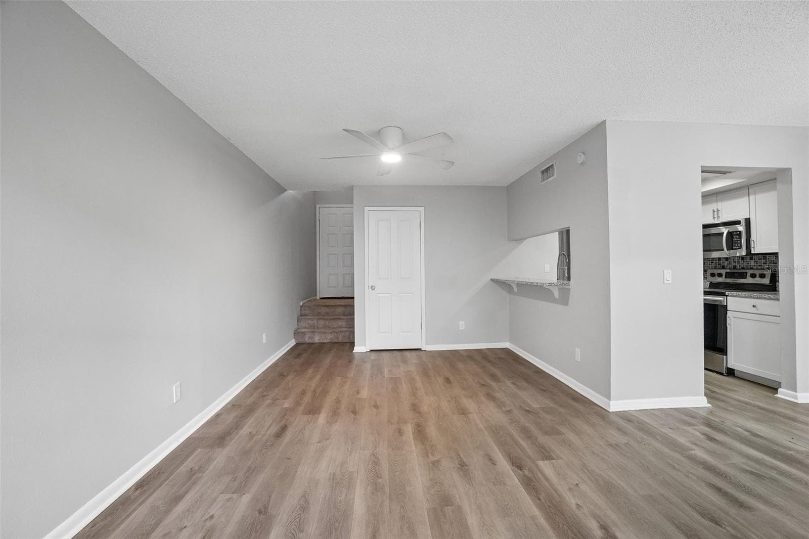 Living Room - 1310 MOUNTAIN VIEW DR #105, TAMPA