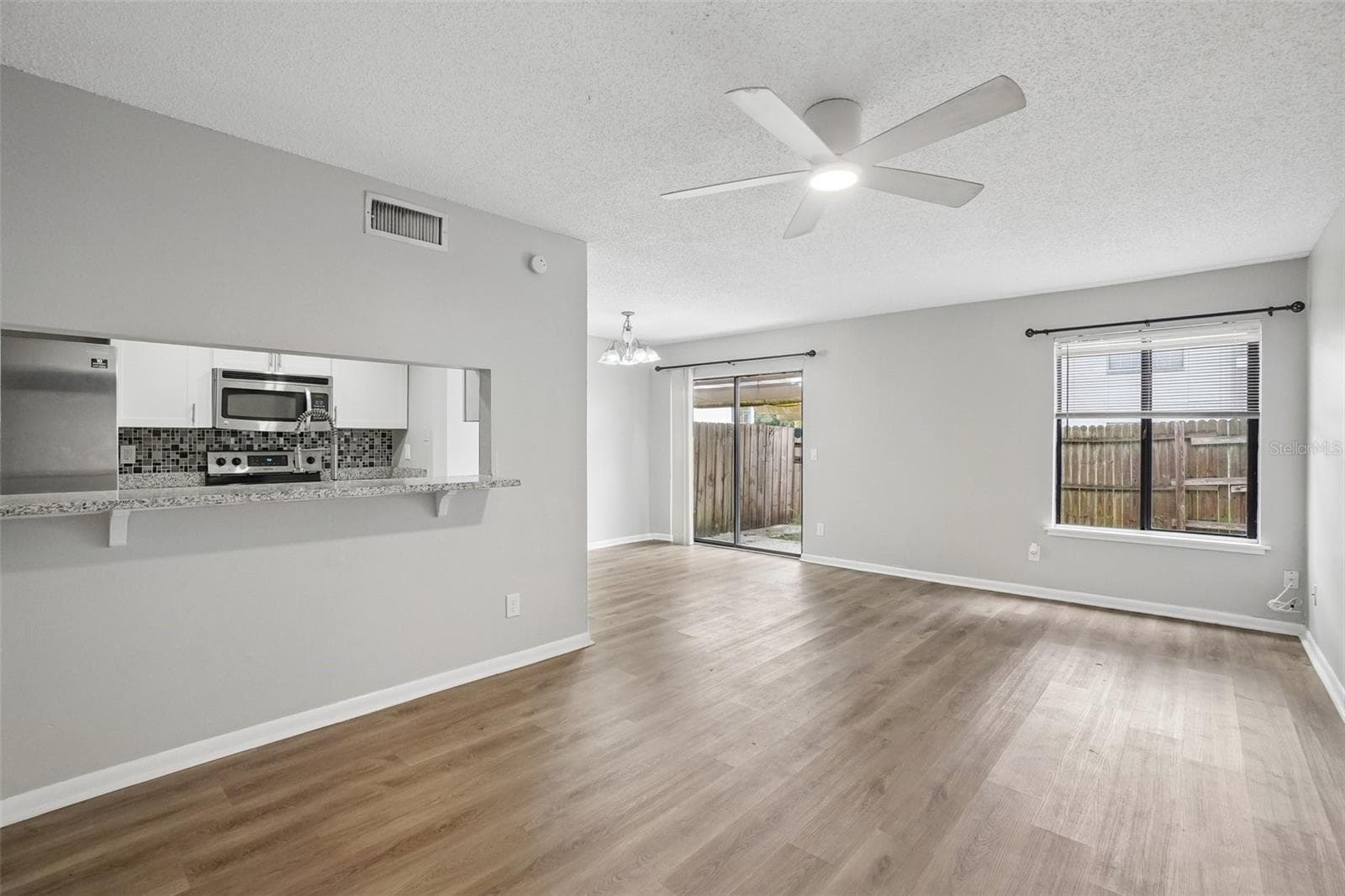 Living Room - 1310 MOUNTAIN VIEW DR #105, TAMPA