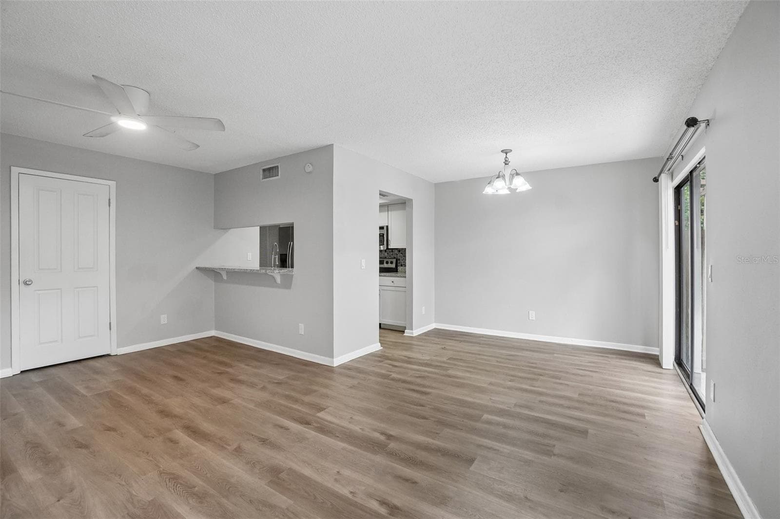 Living Room - 1310 MOUNTAIN VIEW DR #105, TAMPA