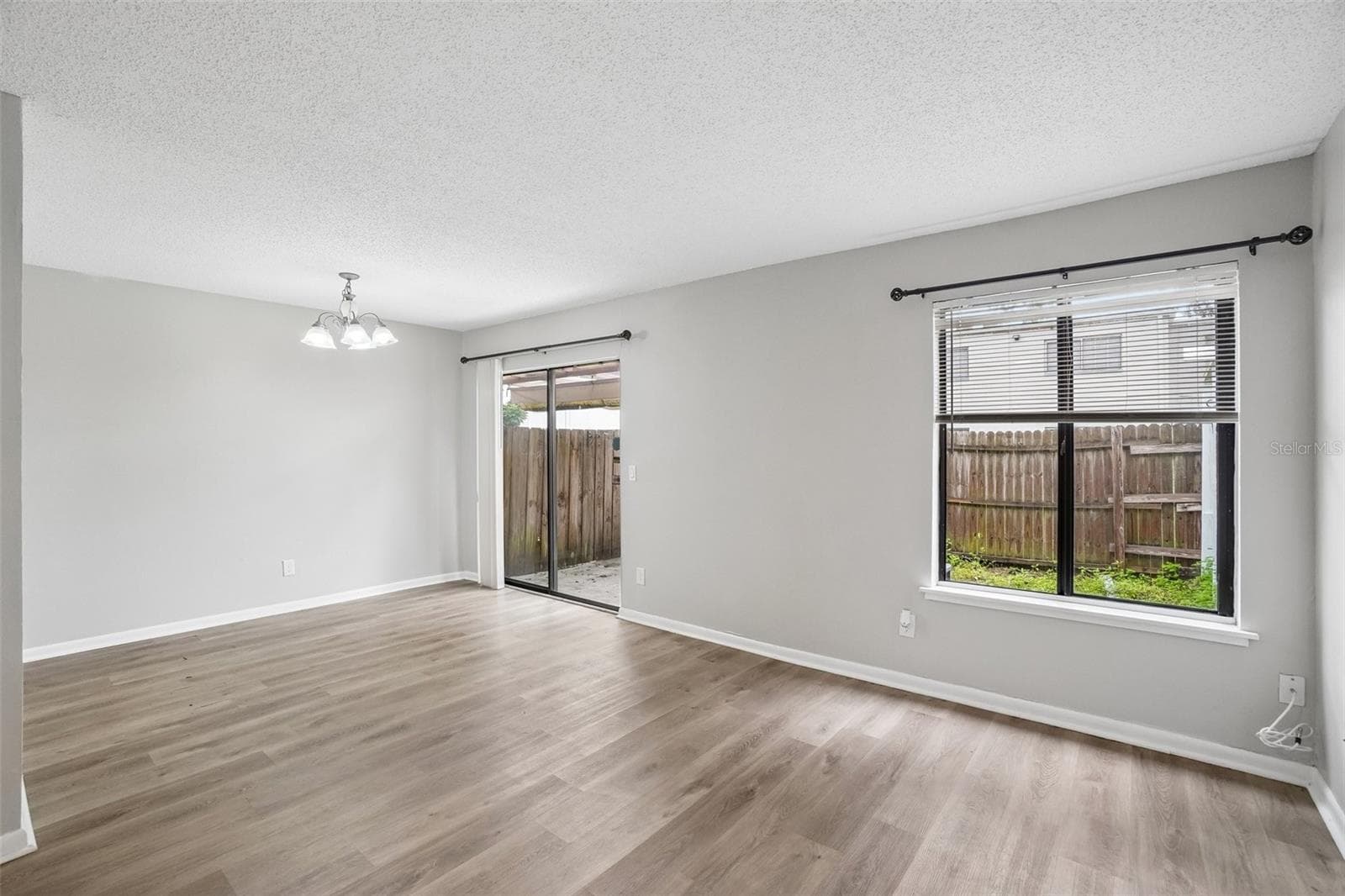 Living Room - 1310 MOUNTAIN VIEW DR #105, TAMPA