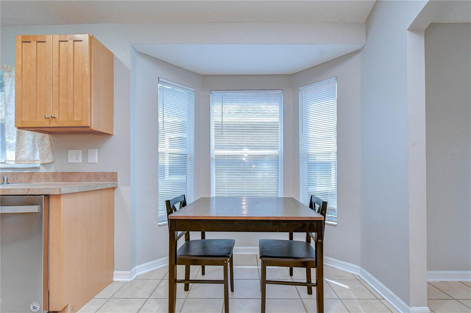 Conveniently positioned near the kitchen and main living space for easy entertaining. - 11117 RODEO LN, RIVERVIEW
