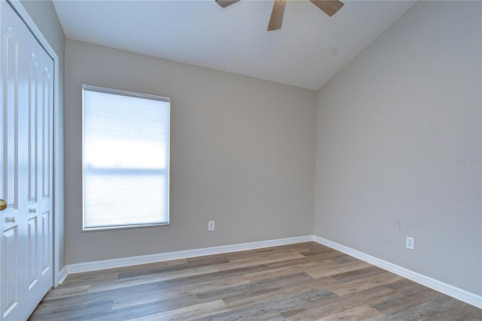 Spacious secondary bedroom offering flexibility for family or guests. - 11117 RODEO LN, RIVERVIEW