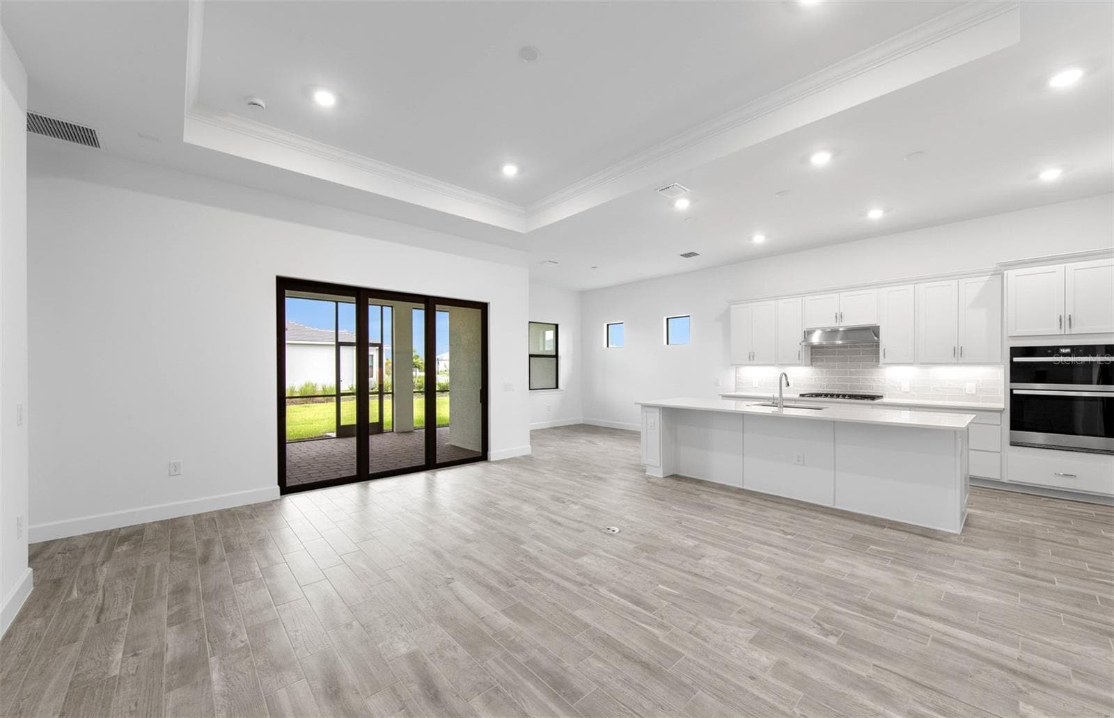 AVALIABLE NOW!!!!!Move in before the holidays in this beautiful prestige - 5006 GOLDEN SHORE CT, LAKEWOOD RANCH