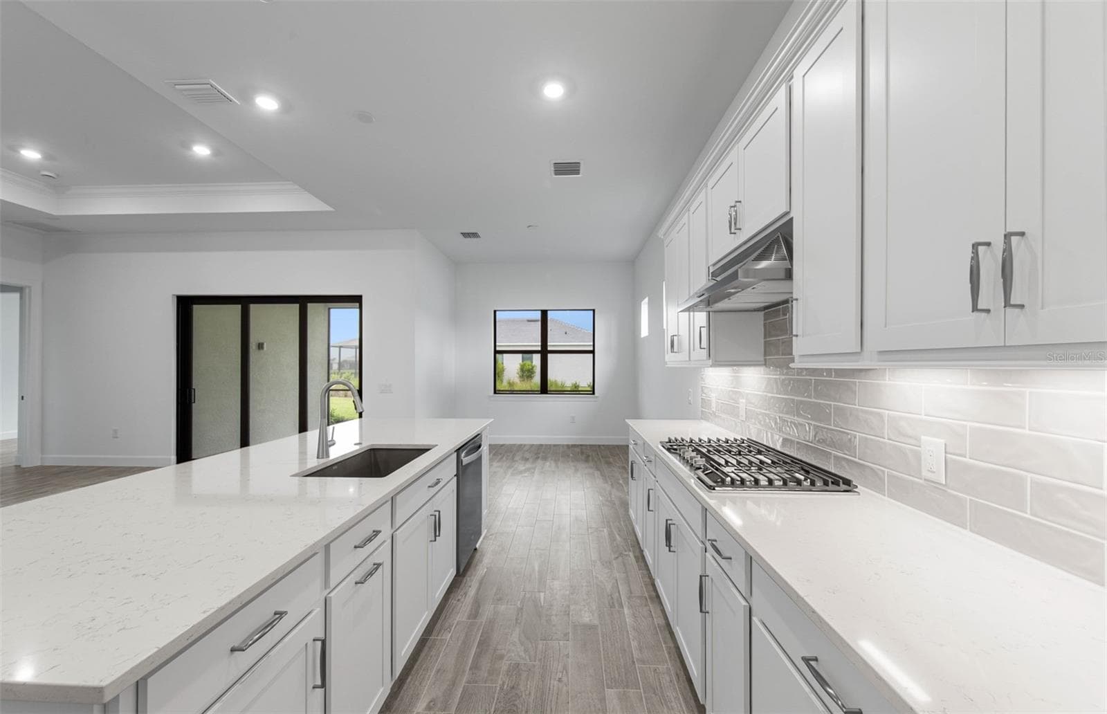 AVALIABLE NOW!!!!!Move in before the holidays in this beautiful prestige - 5006 GOLDEN SHORE CT, LAKEWOOD RANCH