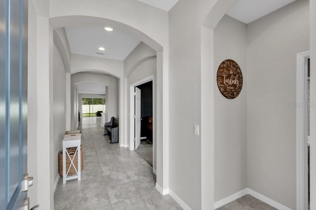 Single Family Residence at 17651 BRIGHT WHEAT DR, LITHIA, photo 4 of 42