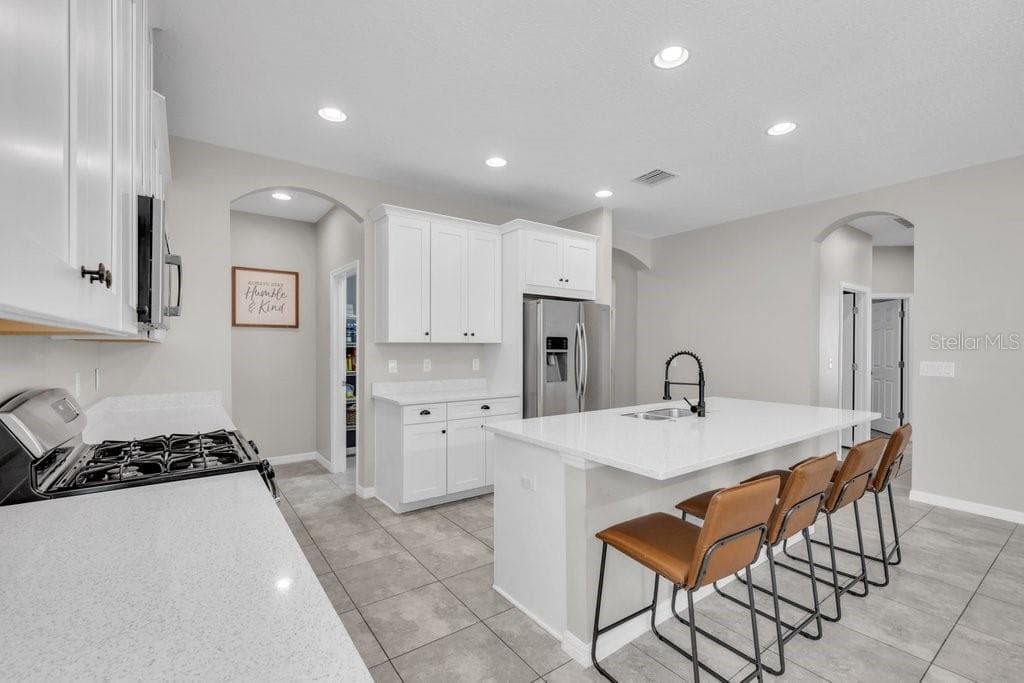 Single Family Residence at 17651 BRIGHT WHEAT DR, LITHIA, photo 8 of 42