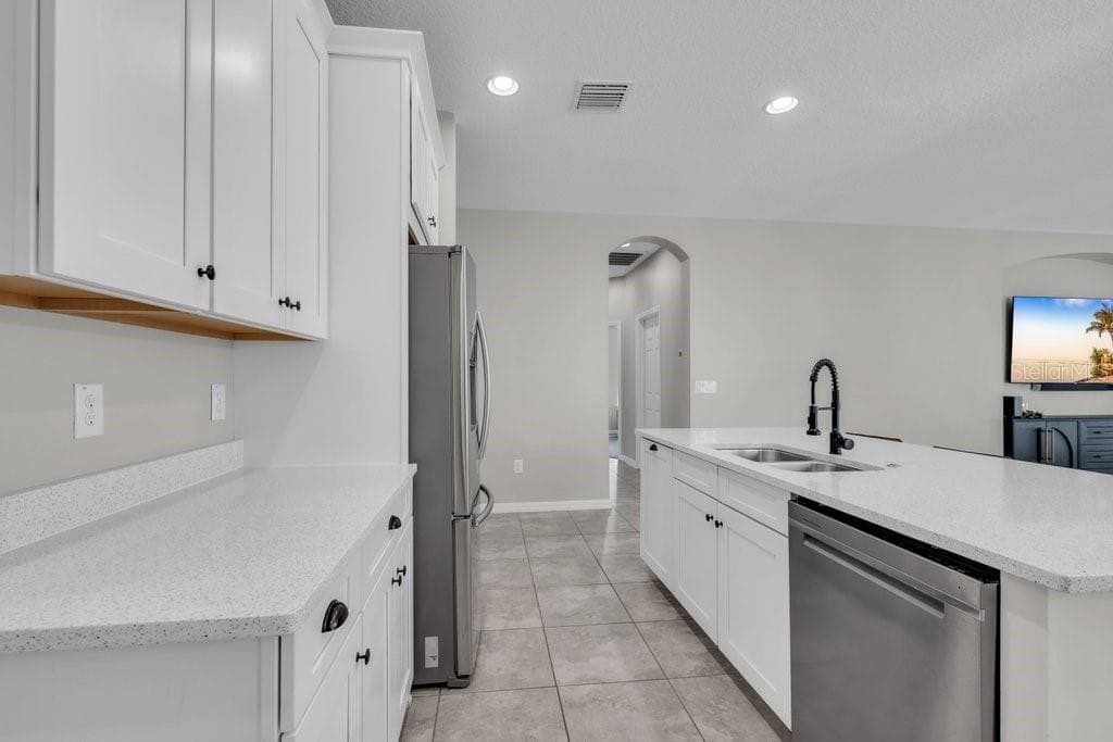 Single Family Residence at 17651 BRIGHT WHEAT DR, LITHIA, photo 9 of 42