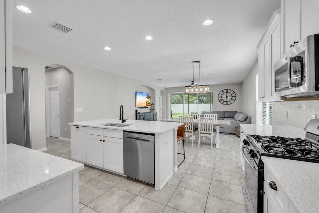 Single Family Residence at 17651 BRIGHT WHEAT DR, LITHIA, photo 10 of 42