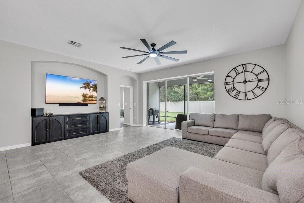 Single Family Residence at 17651 BRIGHT WHEAT DR, LITHIA, photo 12 of 42