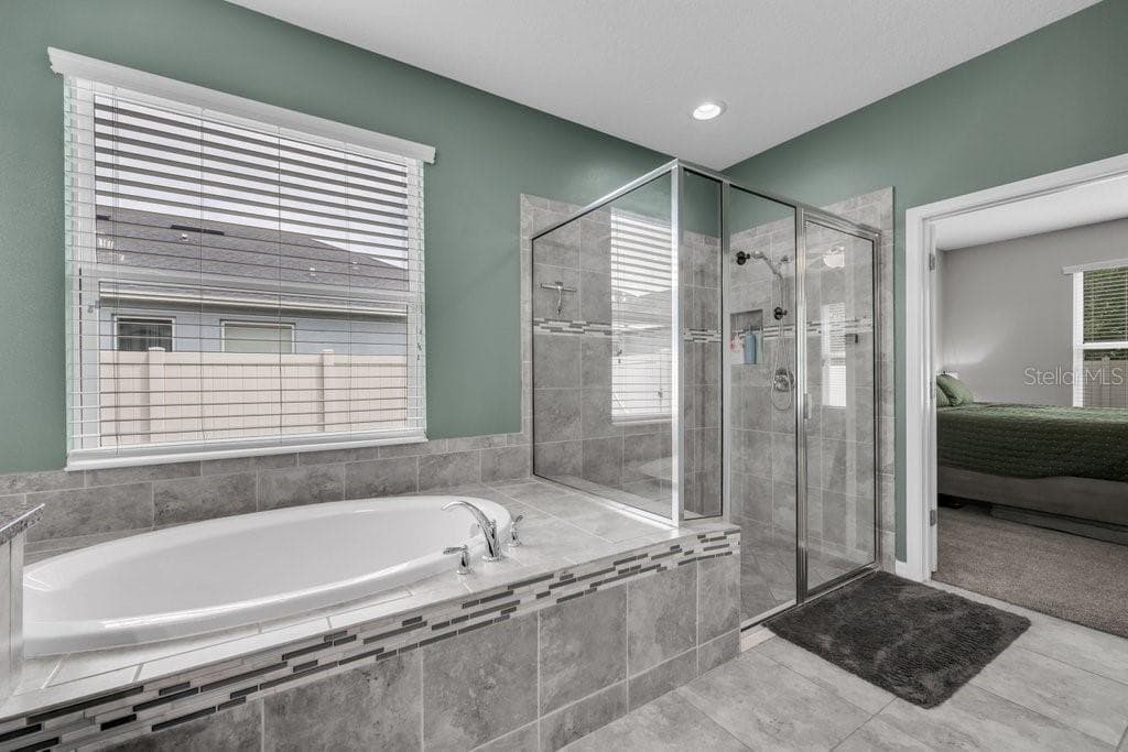 Single Family Residence at 17651 BRIGHT WHEAT DR, LITHIA, photo 19 of 42