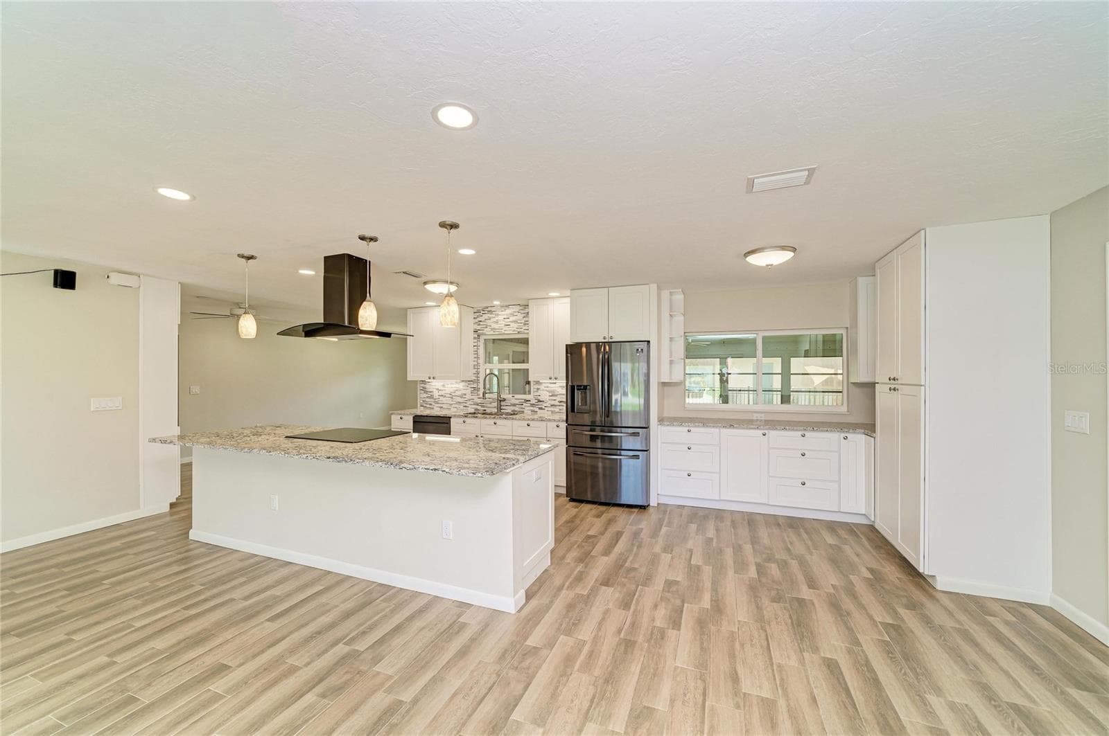 New custom kitchen with granite. - 2011 37TH ST W, BRADENTON