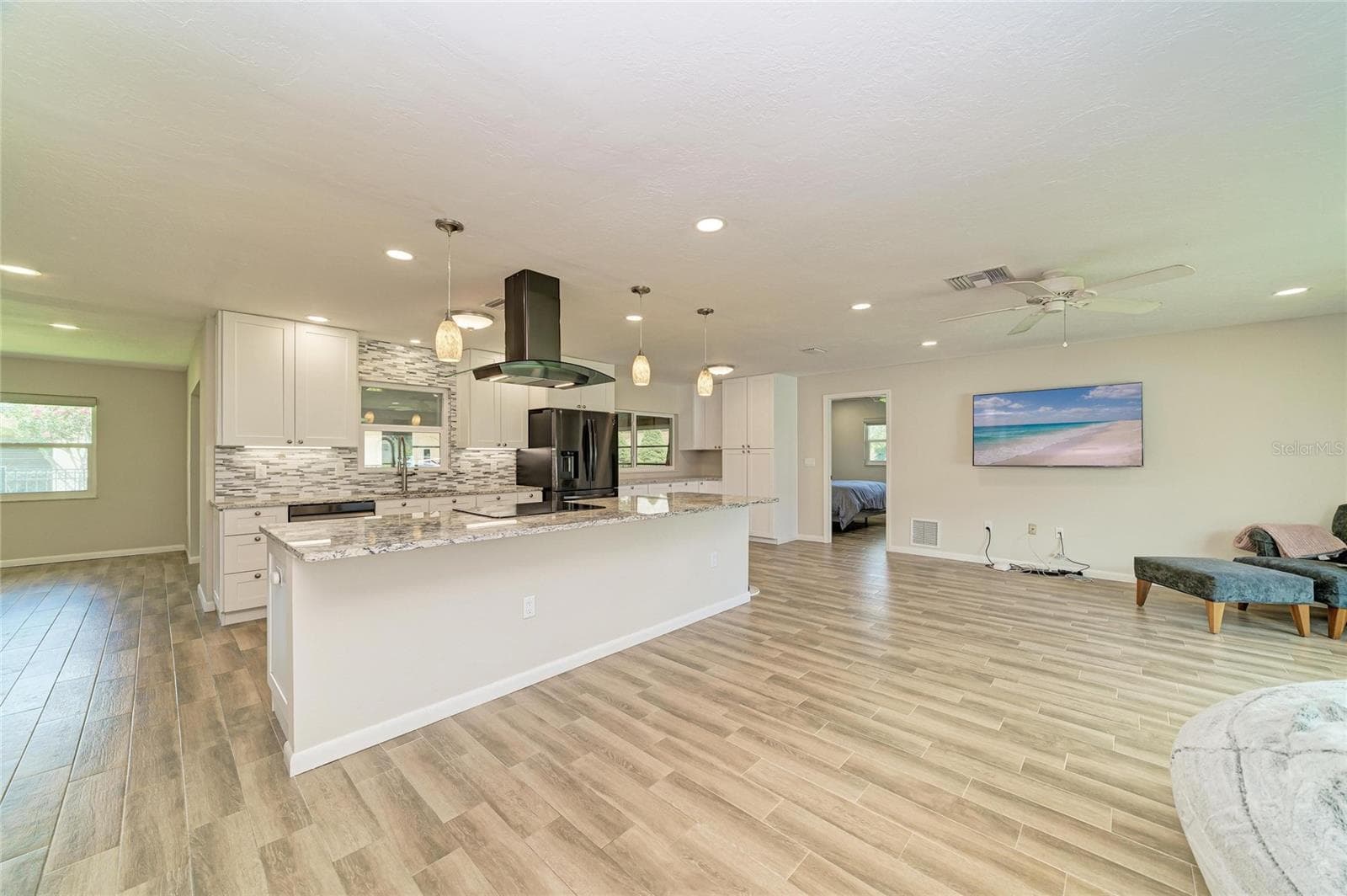 New custom kitchen with granite. - 2011 37TH ST W, BRADENTON