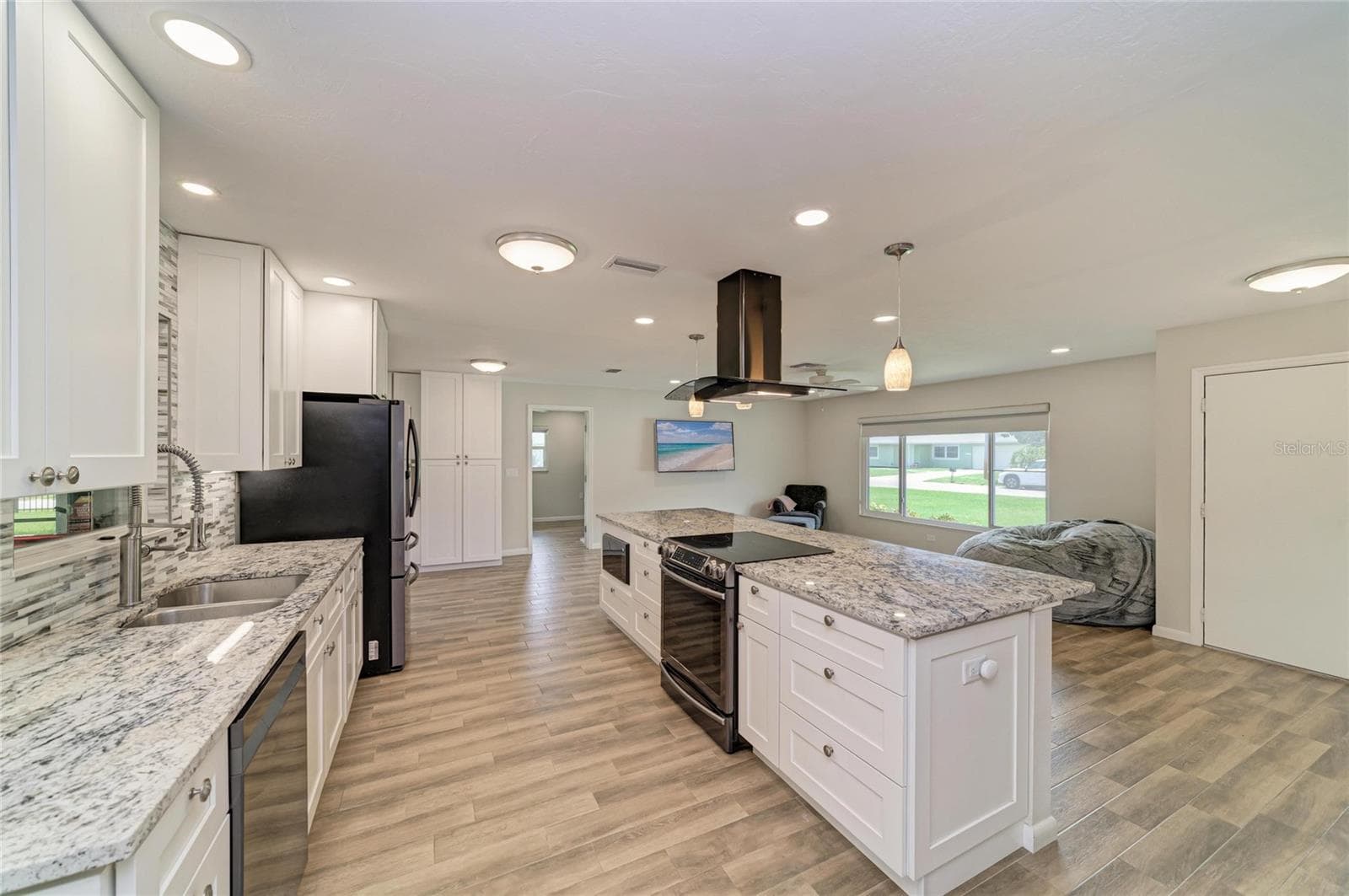New custom kitchen with granite. - 2011 37TH ST W, BRADENTON